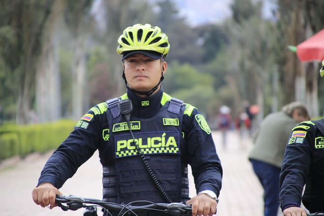 Policía en bicicleta